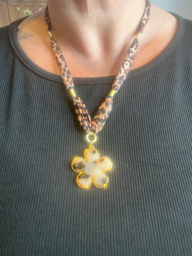 Collier Fleur Léopard doré