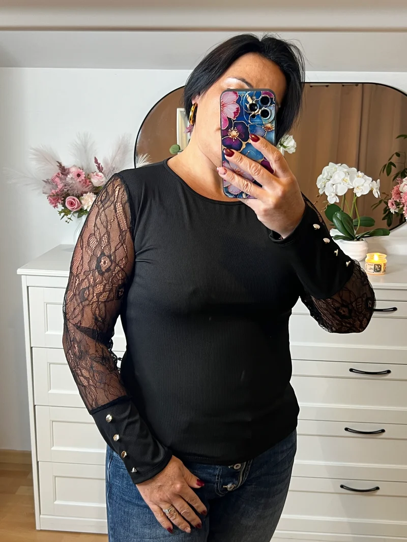 Top noir en dentelle