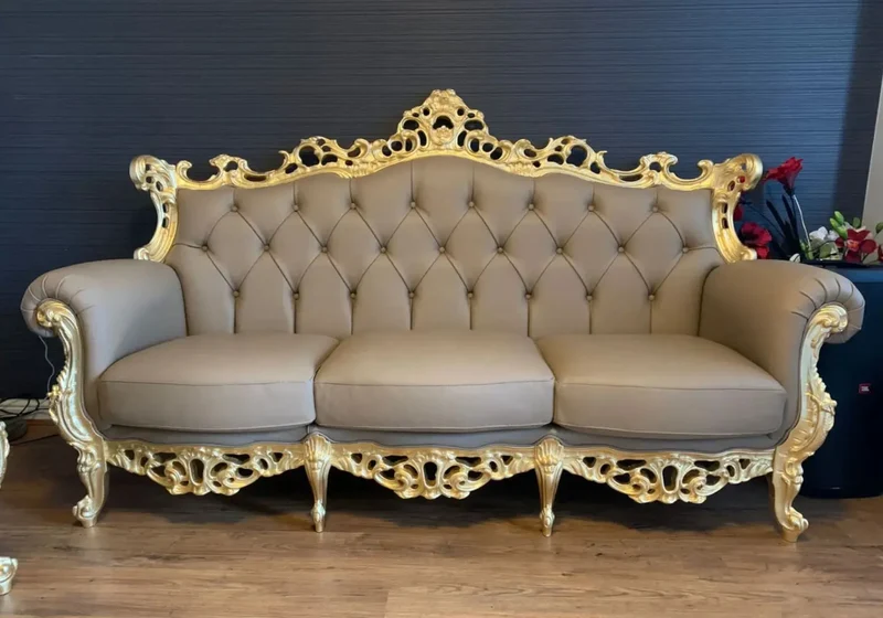 Canapé baroque bois doré cuir capitonné – LUCY