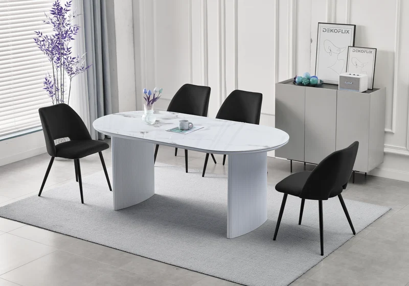 Ensemble table marbre beige et chaises noirs – Kara