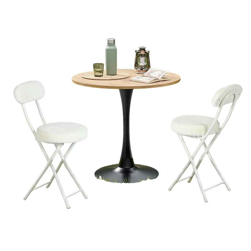 Ensemble de salle à manger de style scandinave comprenant une table ronde en chêne et quatre chaises pliantes blanches