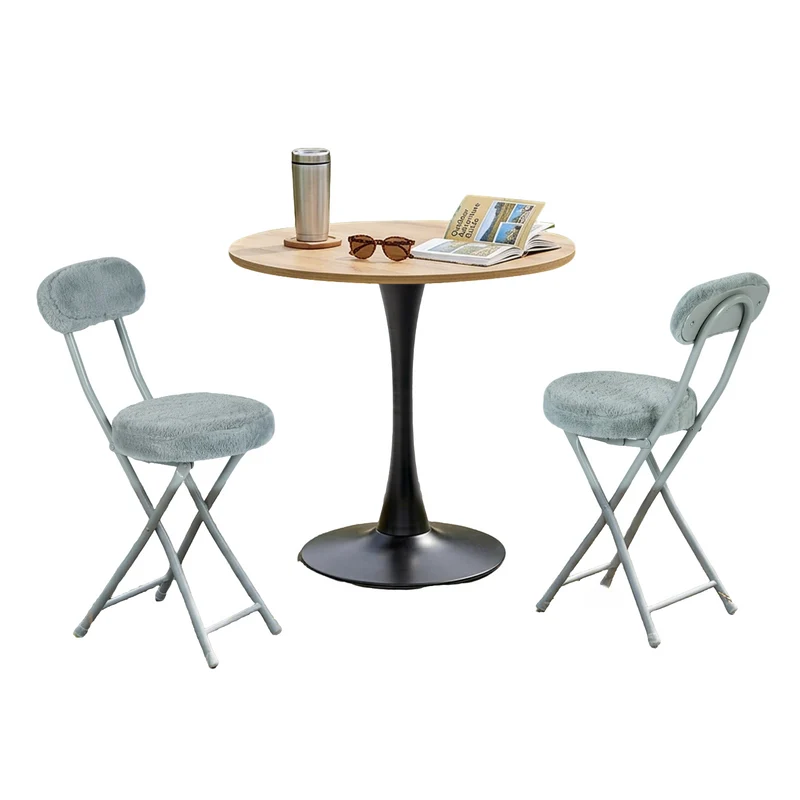Ensemble de salle à manger de style scandinave comprenant une table ronde en chêne et quatre chaises pliantes grises