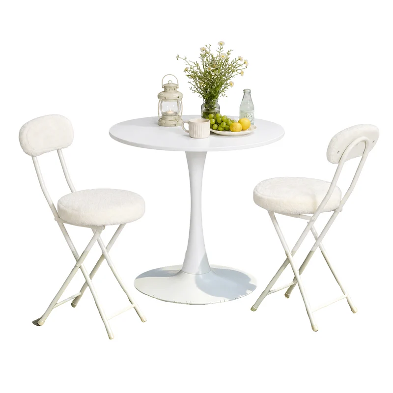Ensemble de salle à manger de style scandinave comprenant une table ronde blanche et quatre chaises pliantes blanches