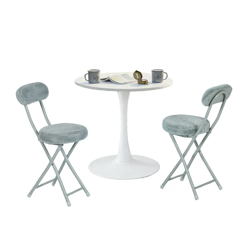 Ensemble de salle à manger de style scandinave comprenant une table ronde blanche et quatre chaises pliantes grises