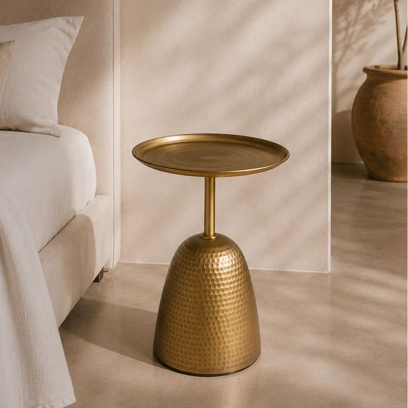 Petite table ronde en métal doré martelé