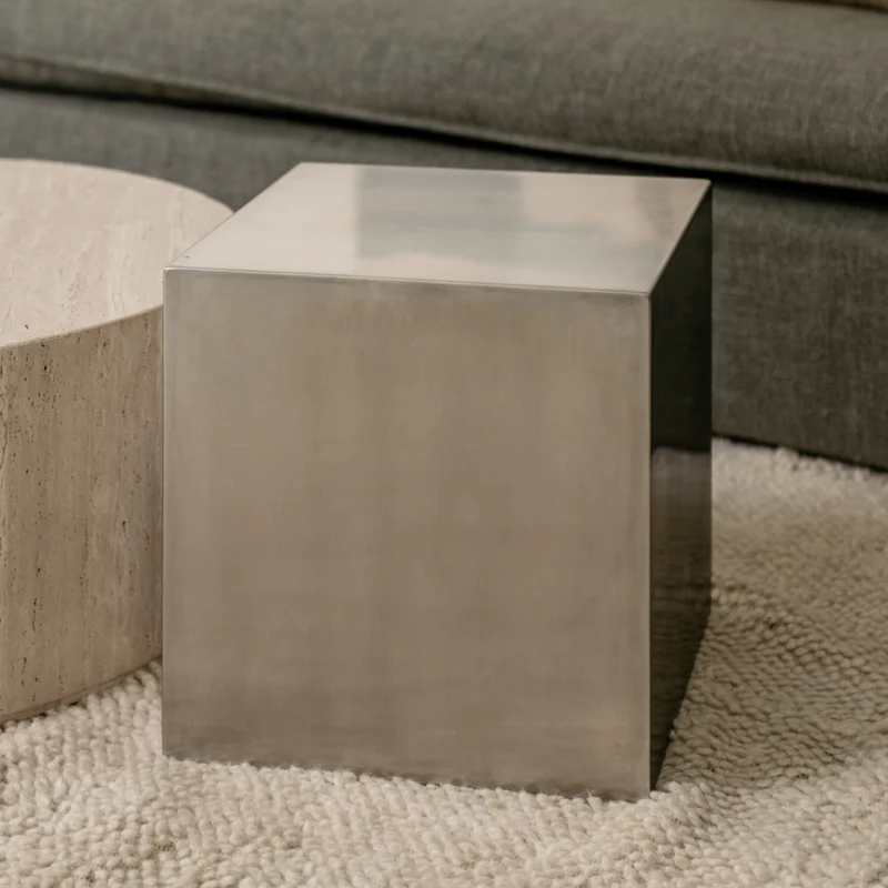 Table d'appoint en métal Carentan – Design intemporel en acier inoxydable