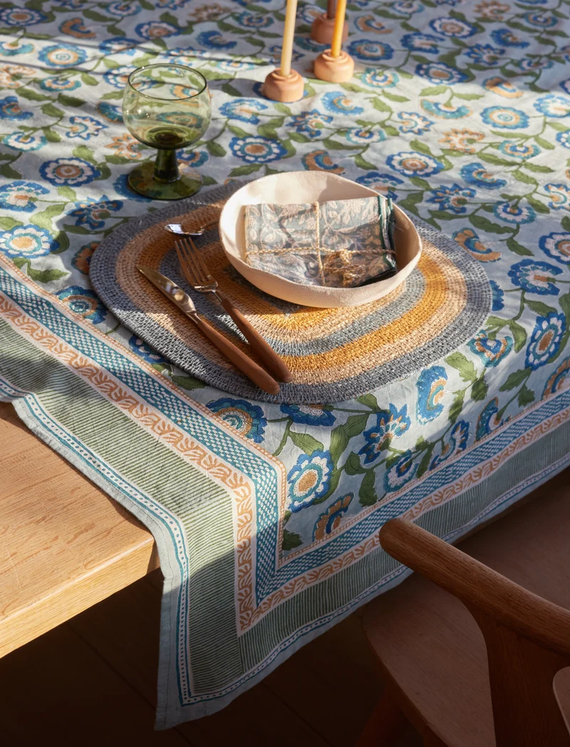 Nappe à motifs fleurs bleu / plusieurs tailles
