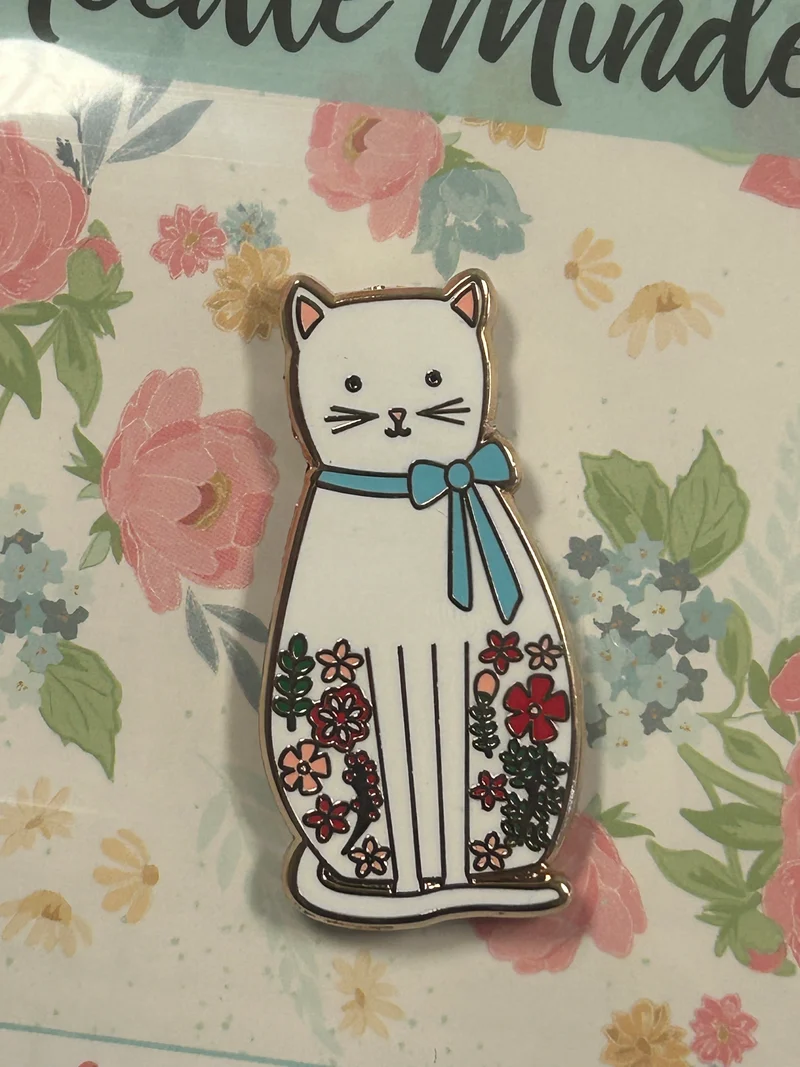 White Floral Cat Needle Minder